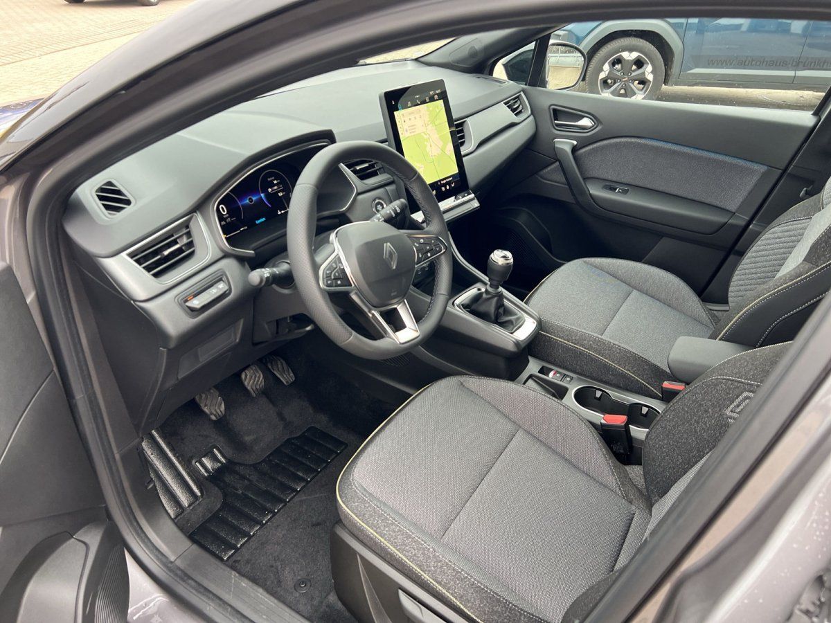 Renault Captur Innenraum mit modernem Cockpit, Touchscreen und schwarzer Stoffausstattung