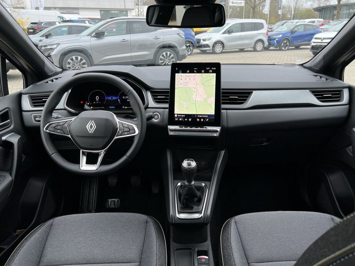 Renault Innenraum mit Lenkrad, Touchscreen-Display und manueller Schaltung - Cockpit-Ansicht