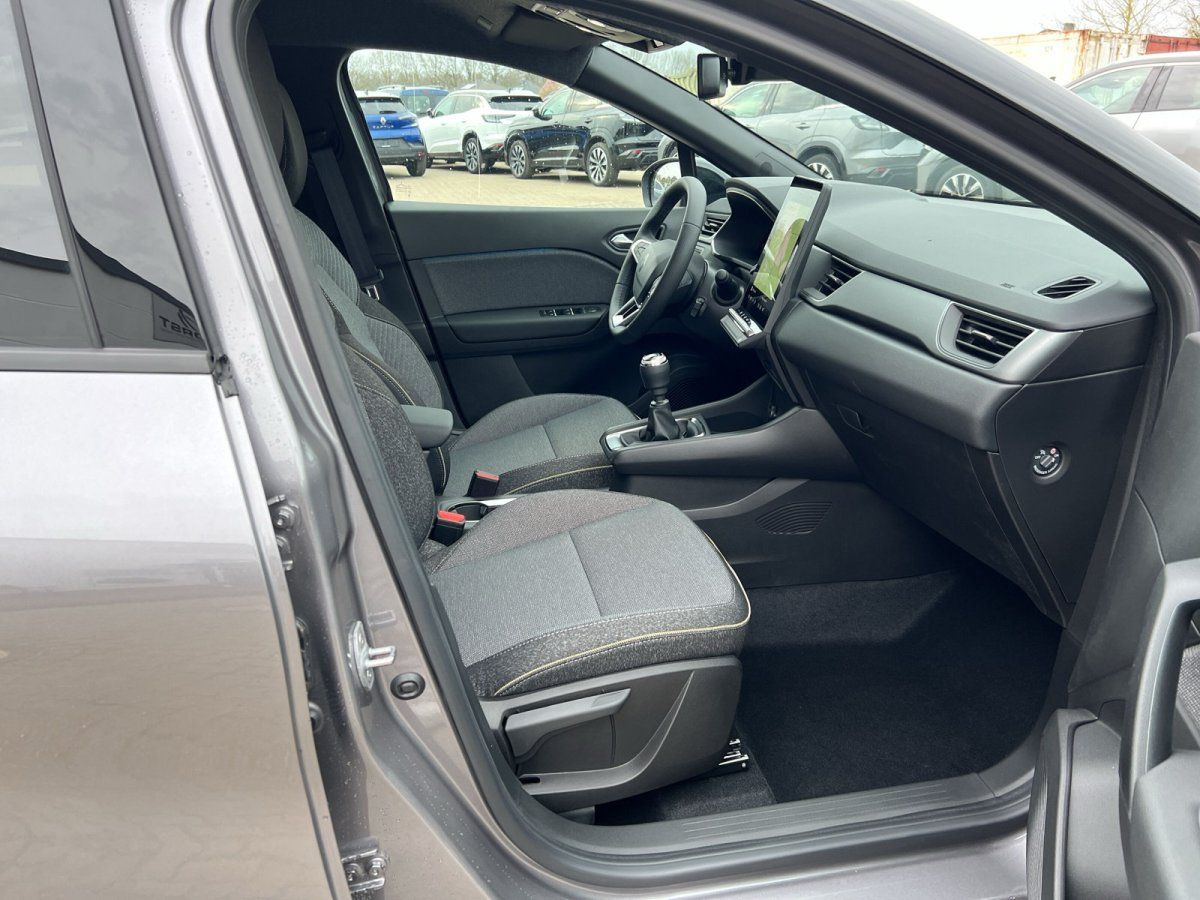 Renault Beifahrersitz und Armaturenbrett - seitliche Innenraumansicht mit offener Tür