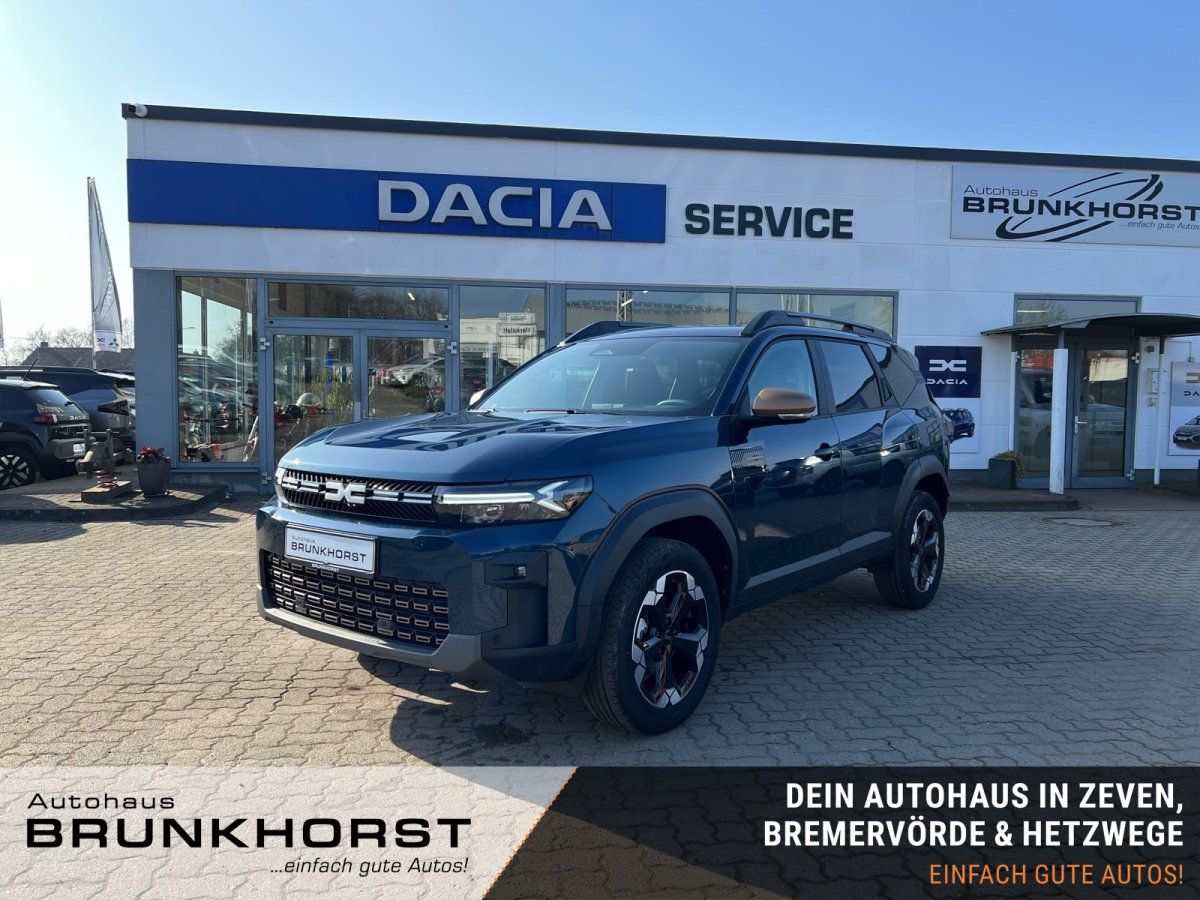 Dacia SUV in Dunkelblau metallic im Autohaus Showroom – Frontansicht