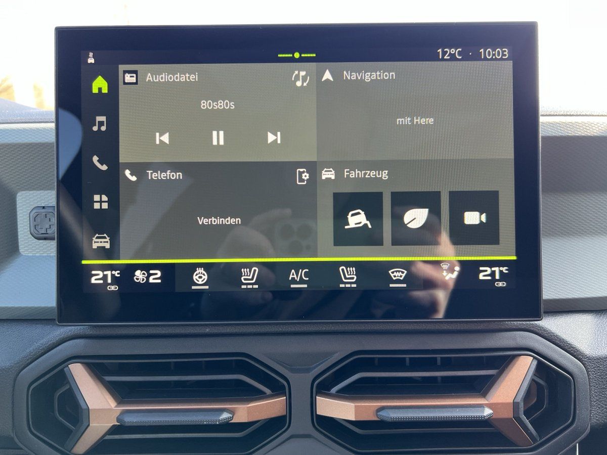 Fahrzeug-Infotainment-Display mit Navigation, Audio und Klimasteuerung im Innenraum