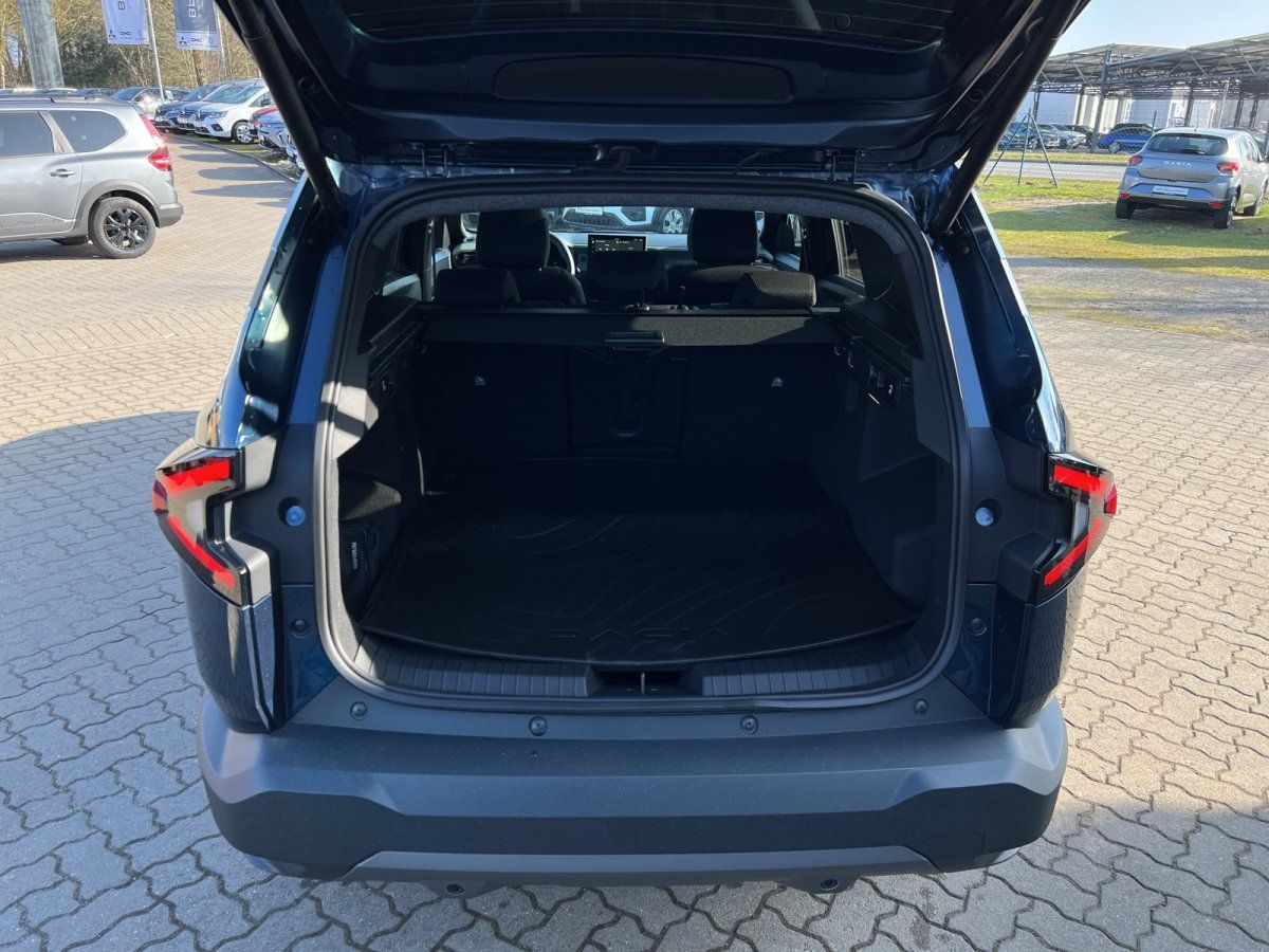 Dunkelblaues SUV mit geöffneter Heckklappe im Autohaus – geräumiger Kofferraum