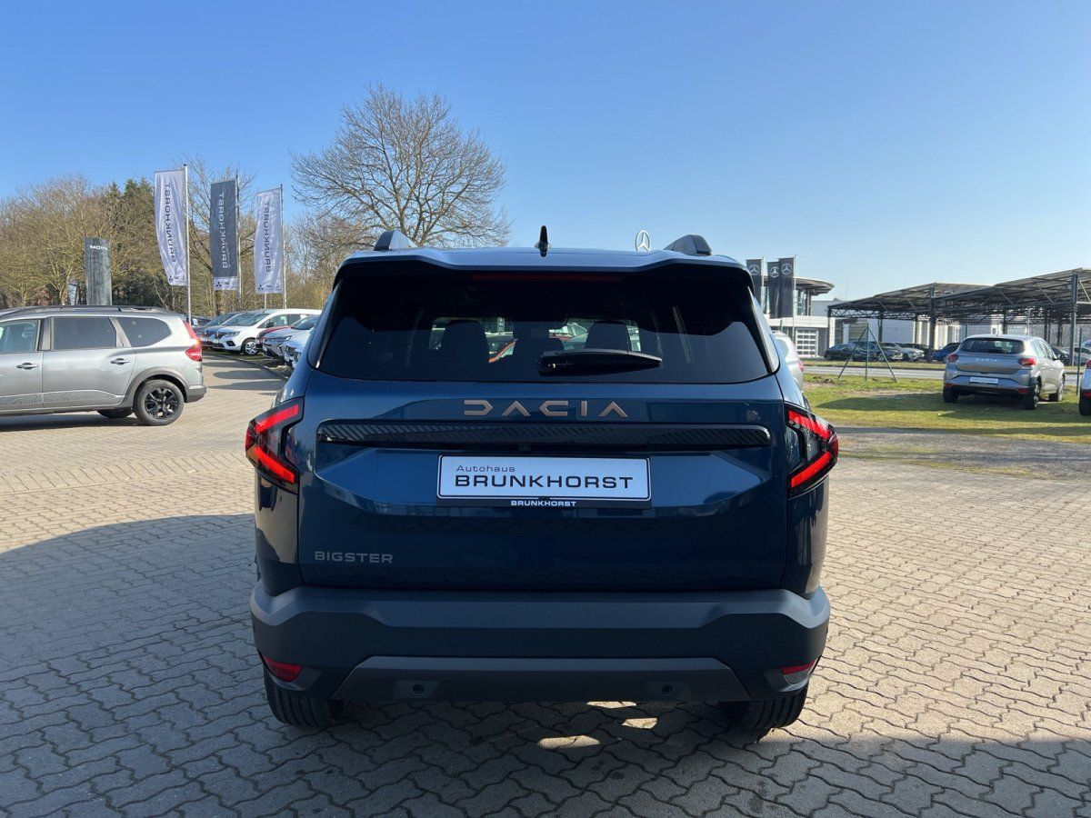 Dacia Bigster SUV in Dunkelblau – Heckansicht im Autohaus Brunkhorst Showroom