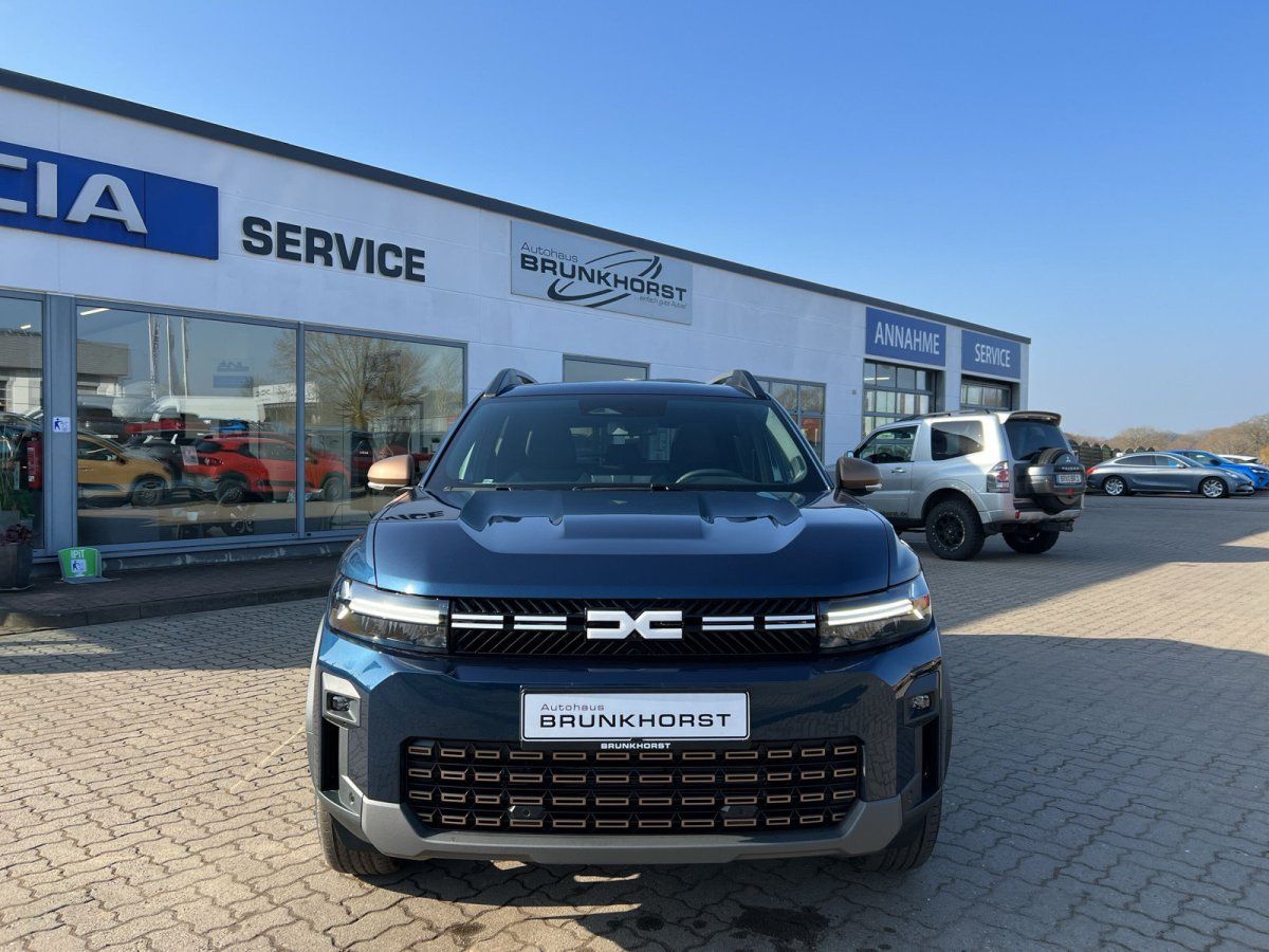 Dacia Duster SUV in Dunkelblau Frontansicht im Autohaus Brunkhorst Showroom