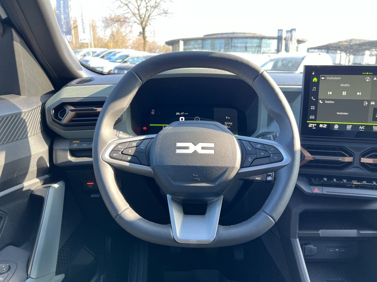 Dacia Innenraum mit Lenkrad, digitalem Cockpit und Touchscreen-Infotainmentsystem