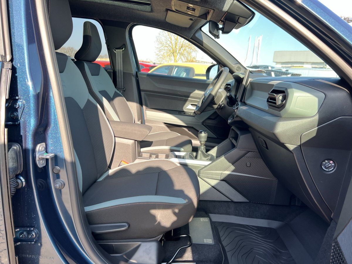Fahrzeug Innenraum Fahrersitz mit modernem Cockpit und Mittelkonsole mit Schaltgetriebe