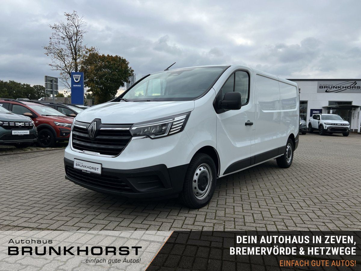 Weißer Renault Trafic Kastenwagen im Autohaus Brunkhorst Showroom