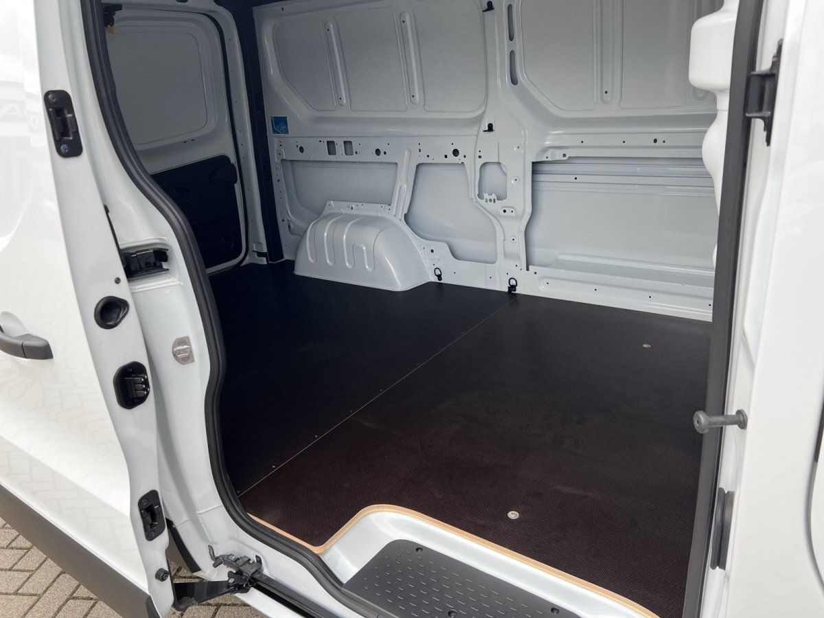 Weißer Transporter Laderaum mit schwarzem Gummiboden in Autohaus