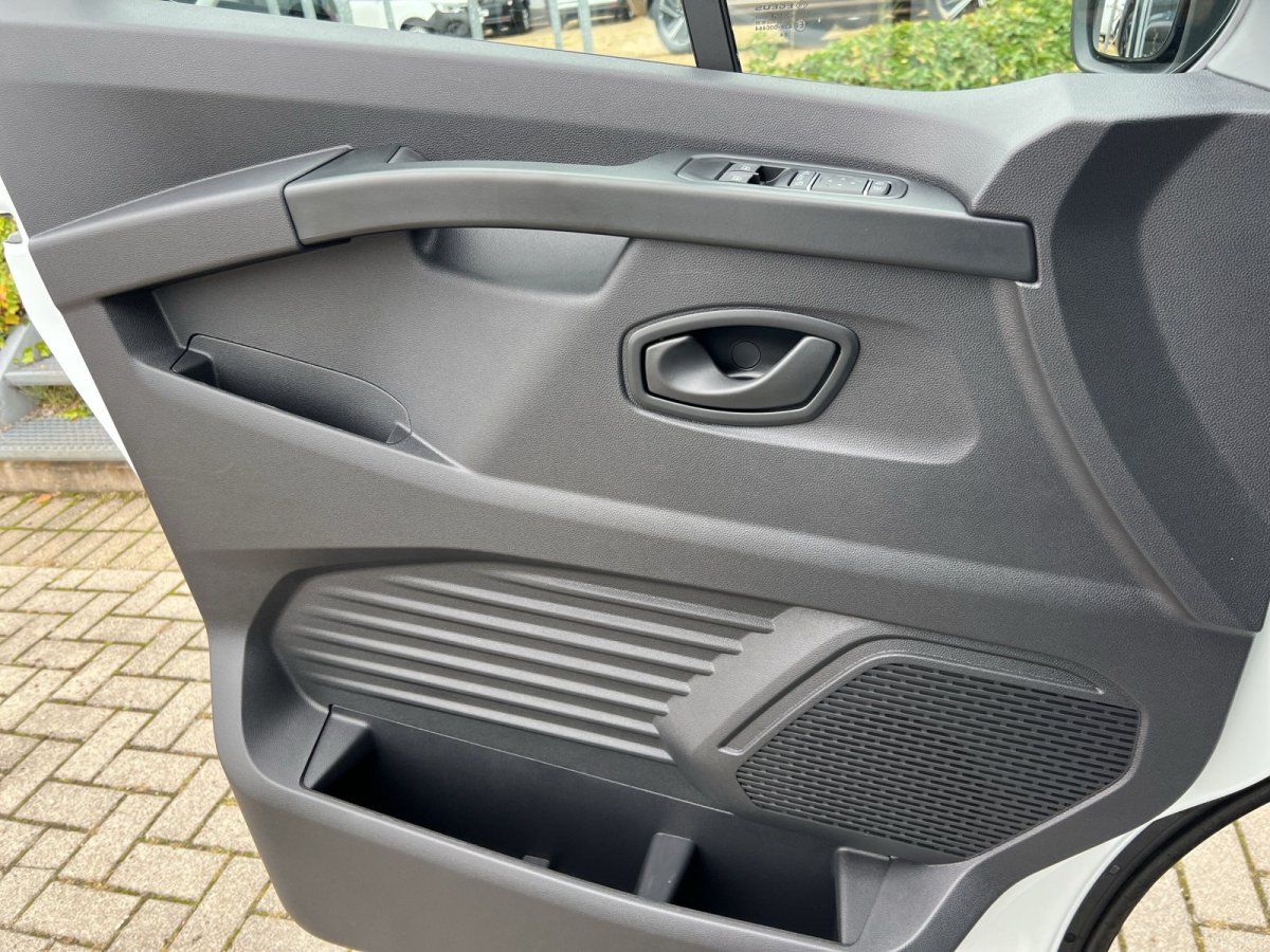 Fahrzeugtür Innenverkleidung mit Türgriff, Fensterheber und Lautsprecher in grauem Design