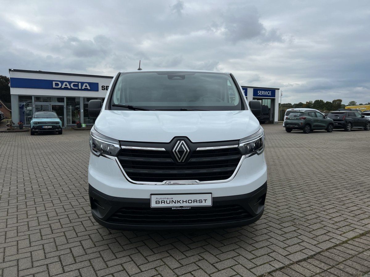 Renault Trafic Kastenwagen weiß Frontansicht im Autohaus Brunkhorst Showroom