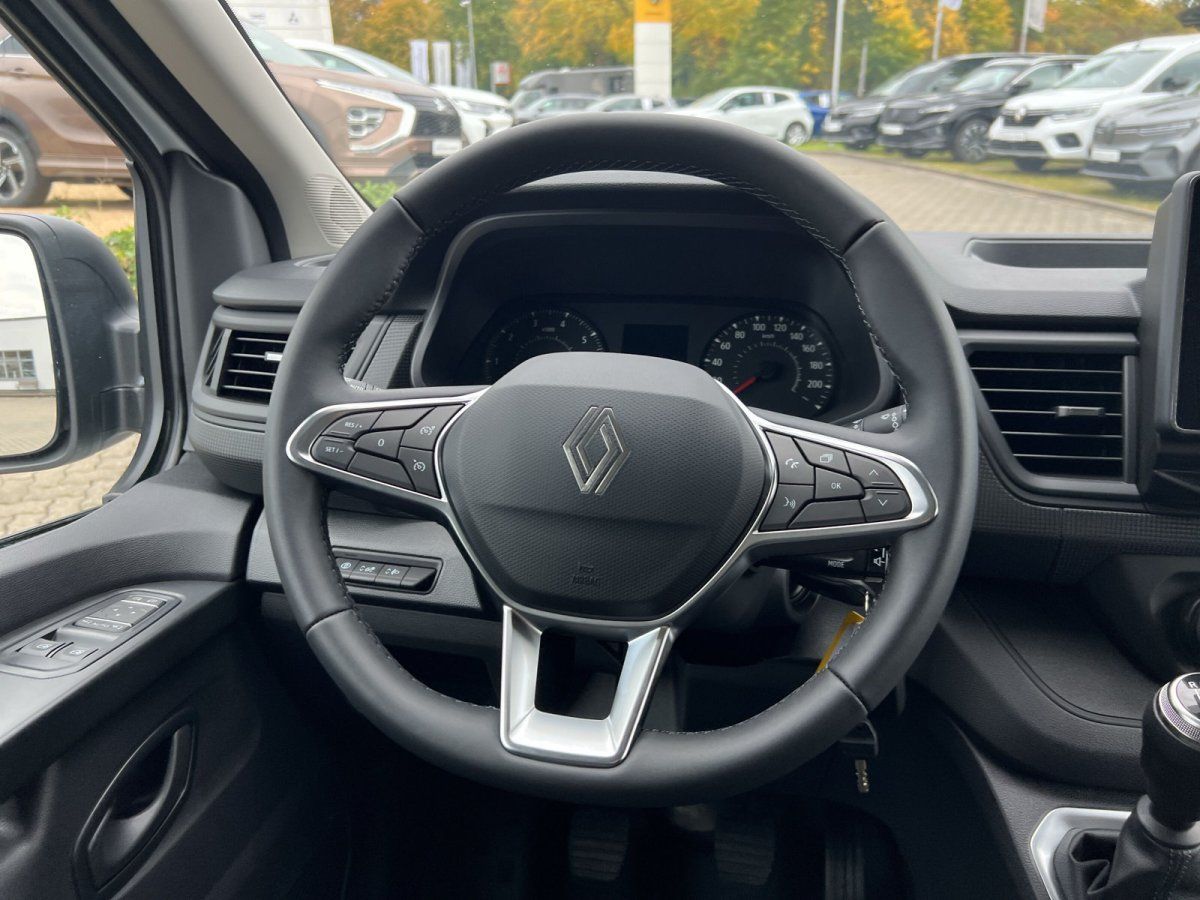 Renault Innenraum mit Lenkrad und Armaturenbrett in modernem Autohaus