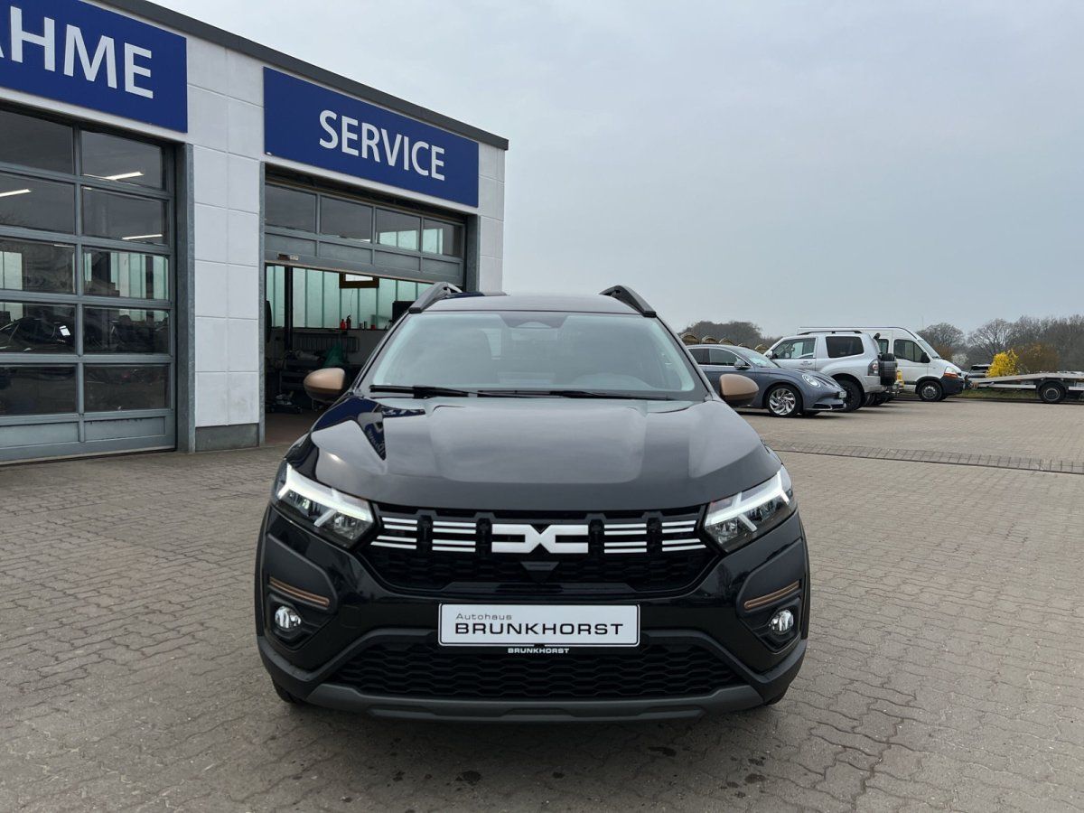 Dacia Jogger Frontansicht in grau im Autohaus Brunkhörst Showroom