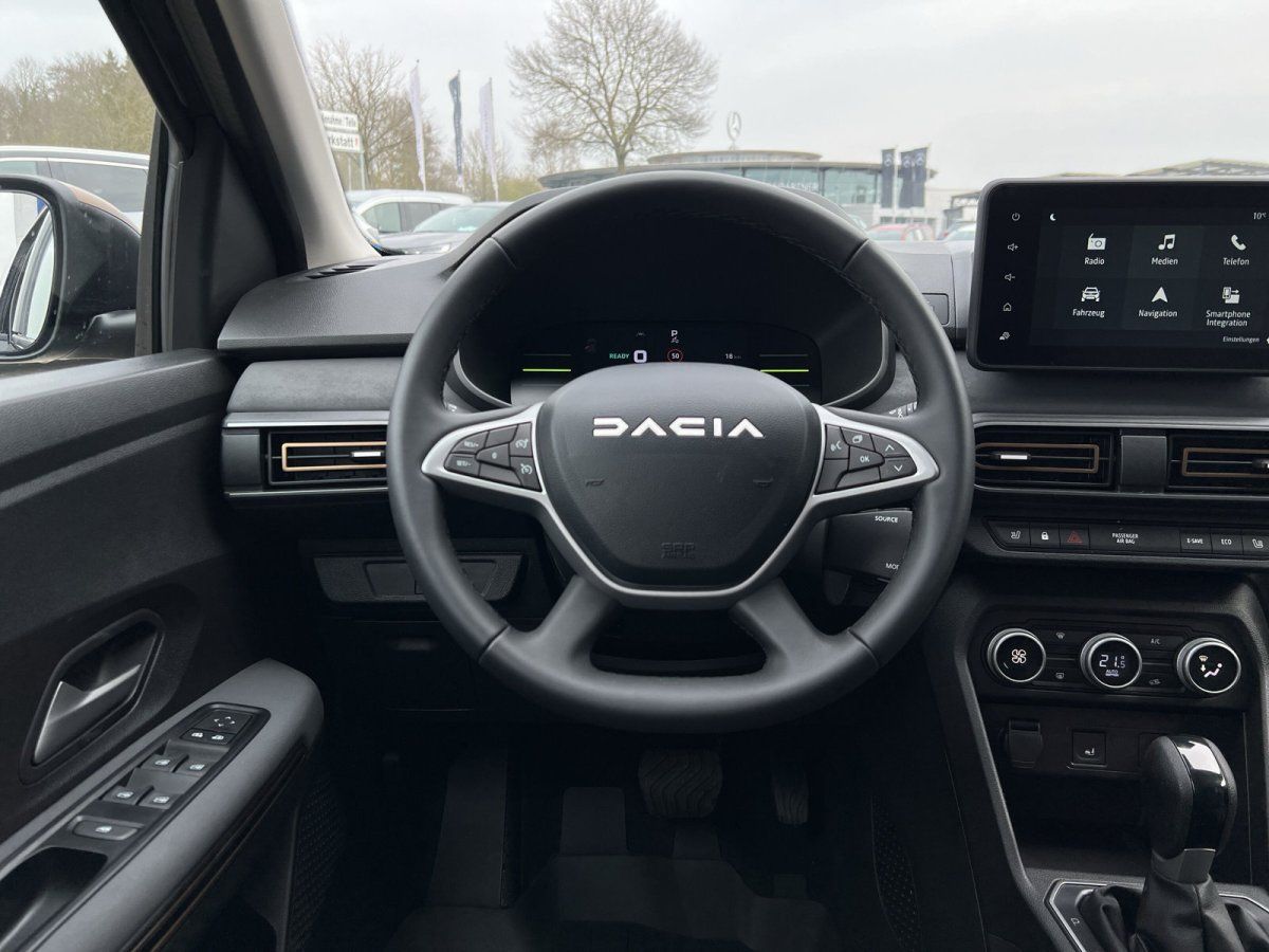 Dacia Cockpit mit Lenkrad, digitalem Display und Touchscreen-Infotainmentsystem