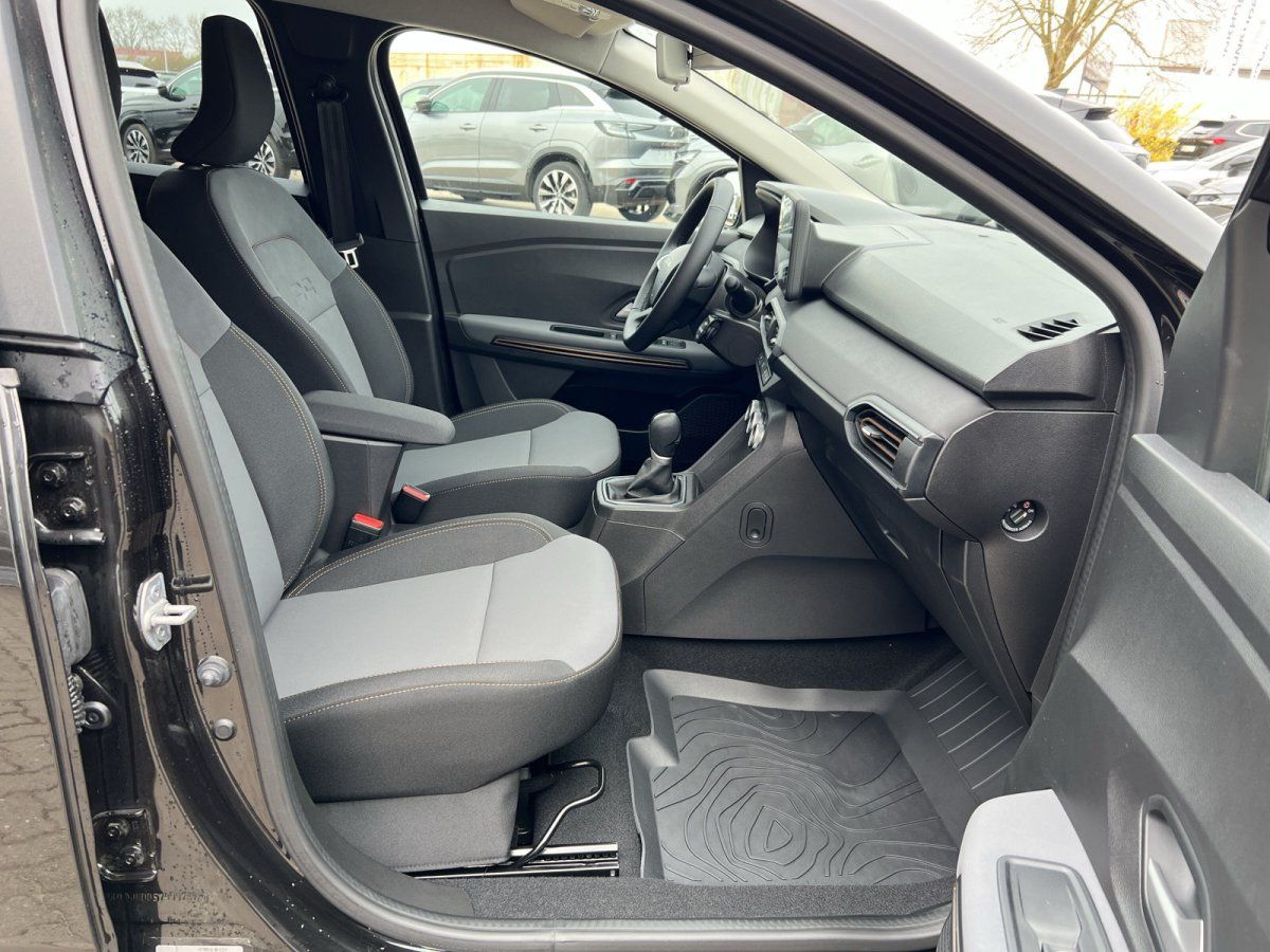 Dacia Beifahrerseite Innenraum mit grauen Sitzen und Mittelkonsole