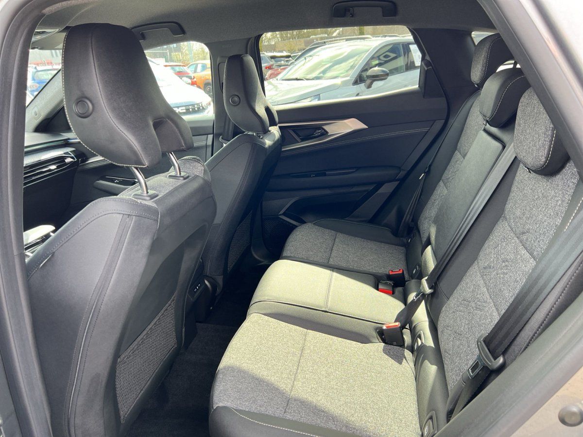 Fahrzeug Rücksitzbank mit grauen Polstern und geteilter Rückenlehne im Innenraum