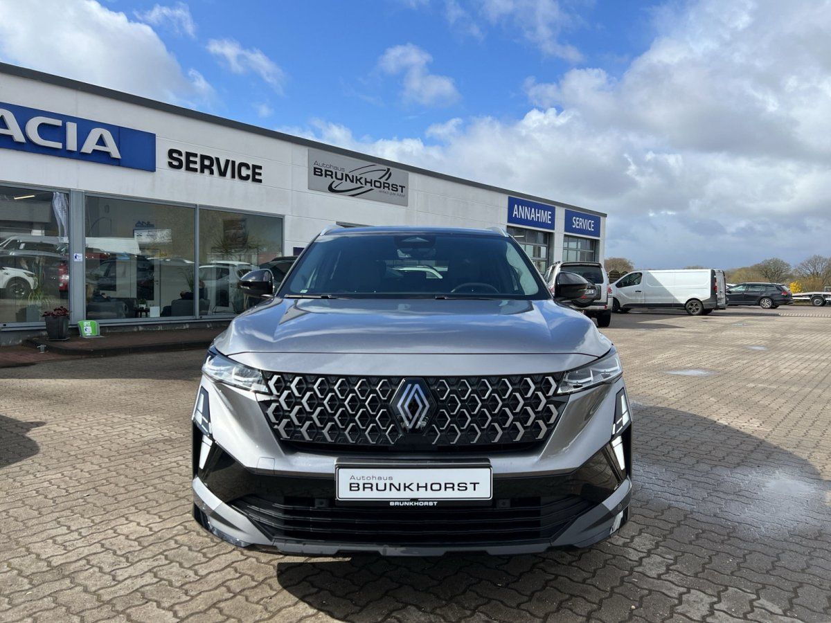 Renault Austral Frontansicht silber - modernes SUV Design mit Renault-Kühlergrill im Showroom