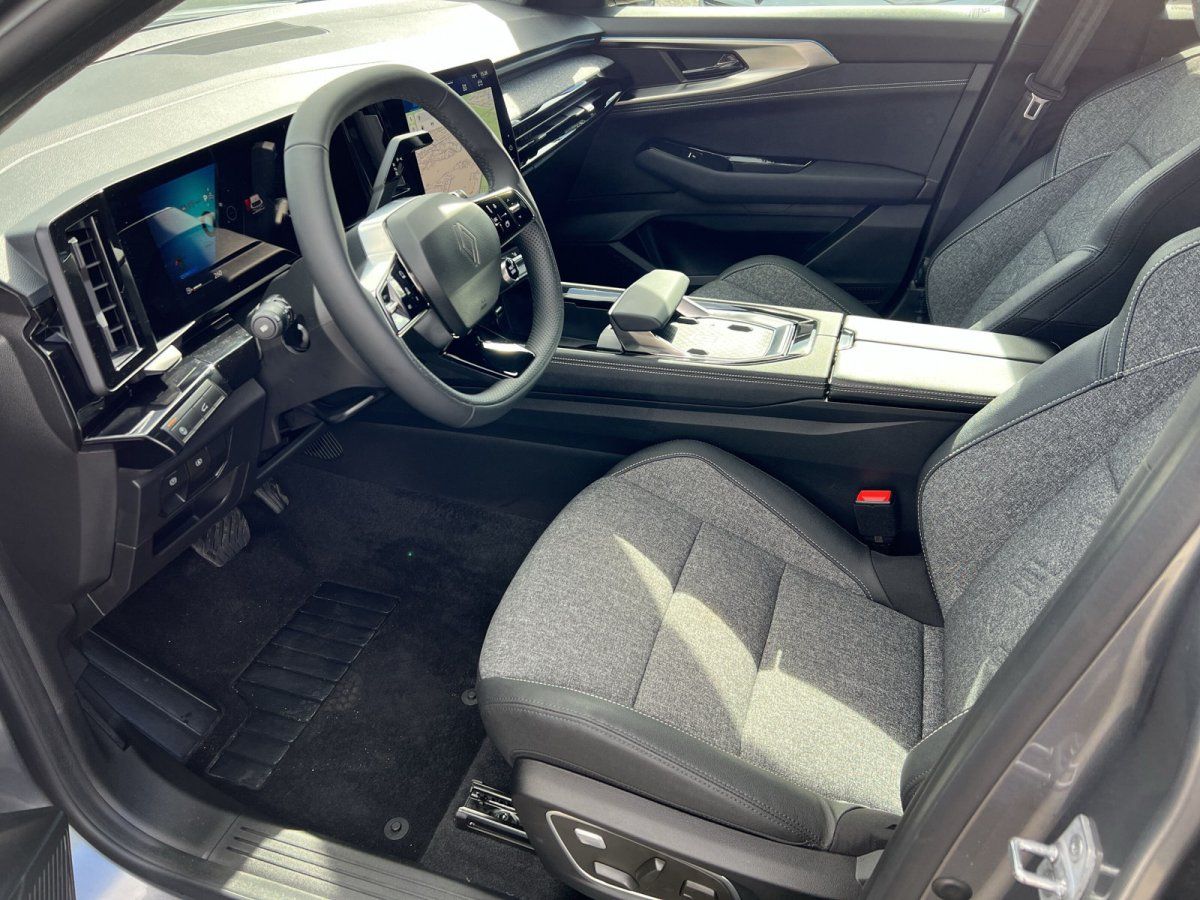 Renault Innenraum mit digitalen Displays - moderne Cockpit-Ausstattung und Sitze in grau