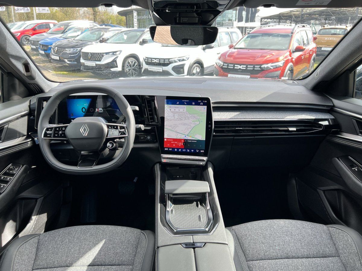 Renault Innenraum mit digitalem Cockpit und Navigationssystem im modernen Design