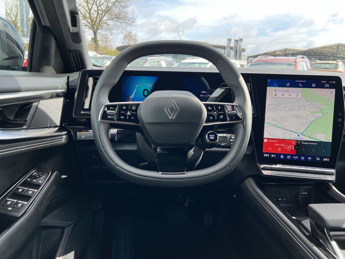 Renault Fahrzeug Innenraum mit Lenkrad, Display und Mittelkonsole in grauer Ausstattung