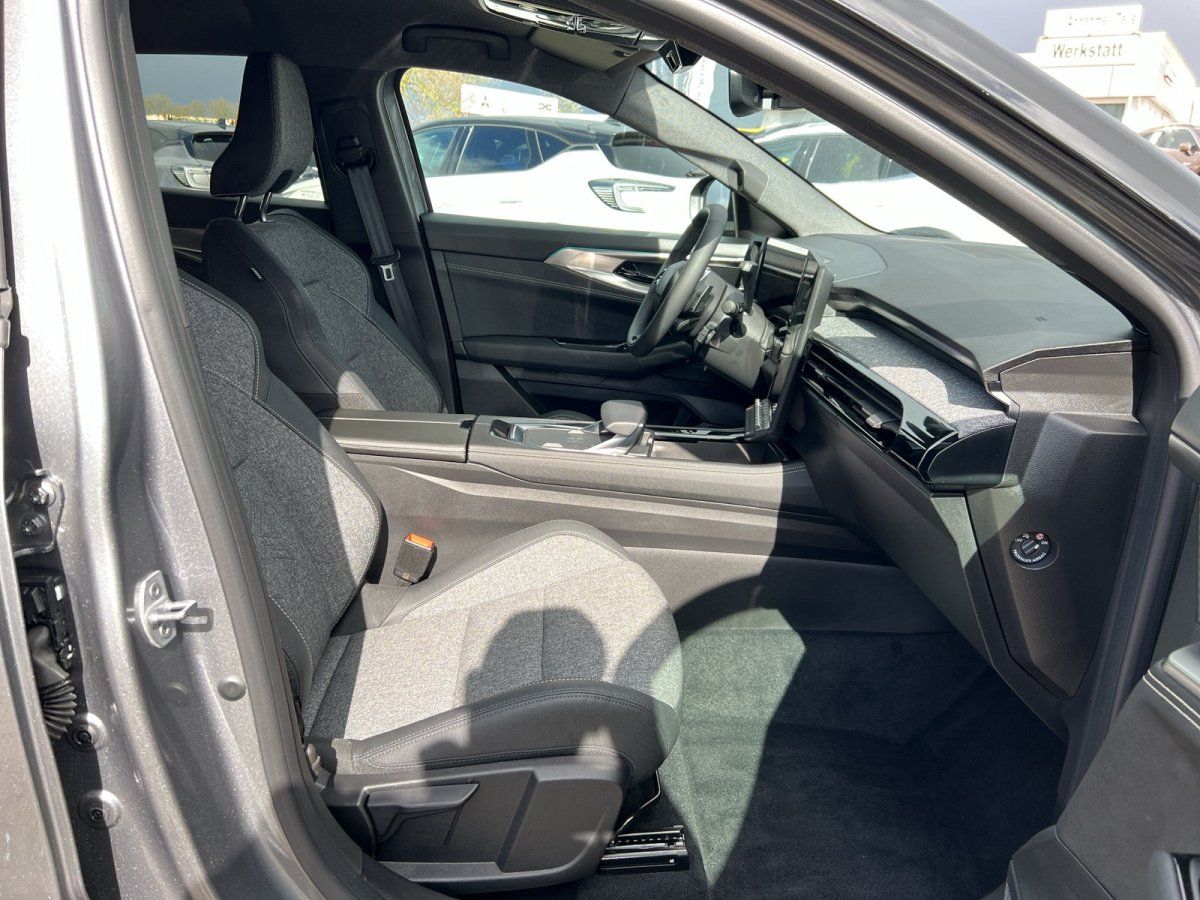 Fahrzeug Innenraum mit grauen Sportsitzen und modernem Cockpit Design