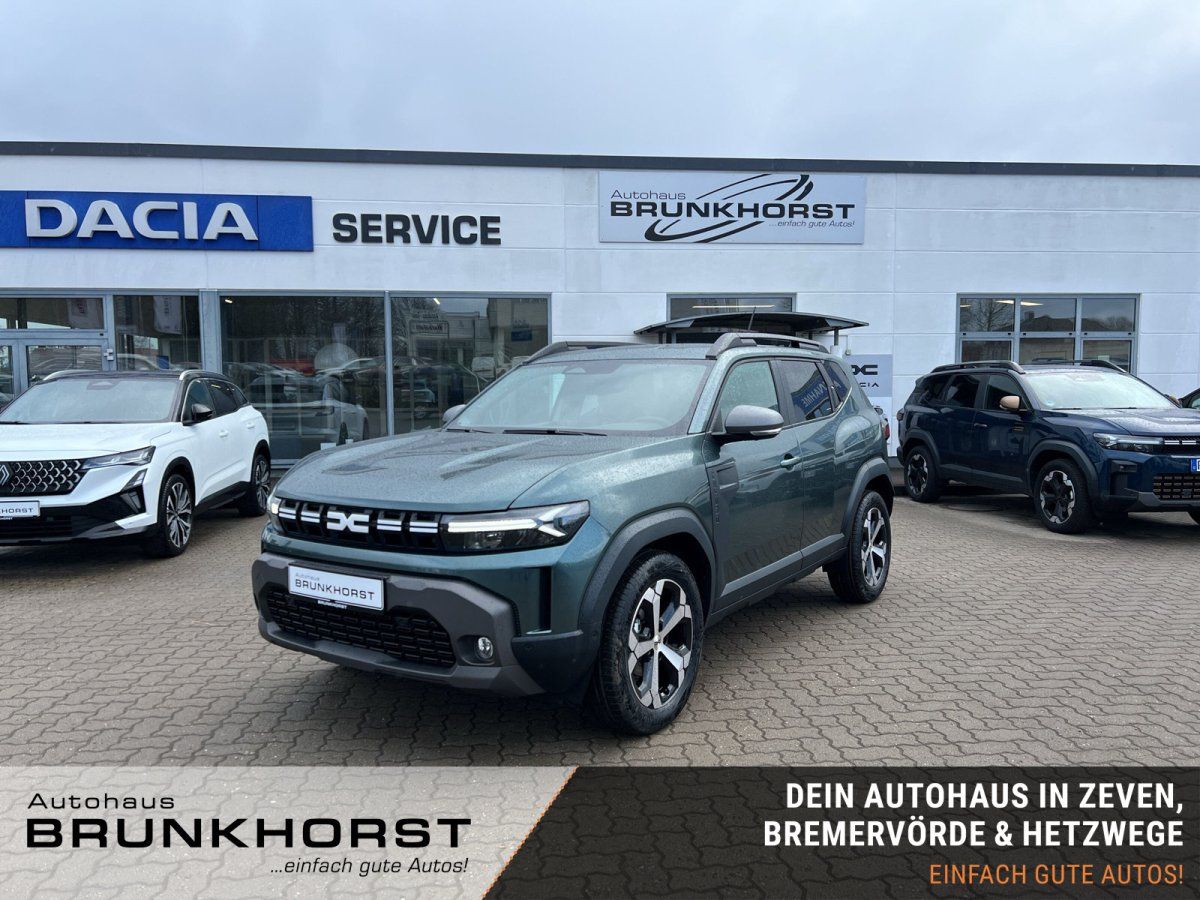Dacia Duster SUV in grüner Metallic-Lackierung im Autohaus Showroom mit Dachträger