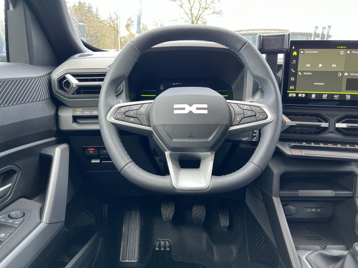 Cockpit-Ansicht mit digitalem Tacho, Lenkrad und Infotainment-System