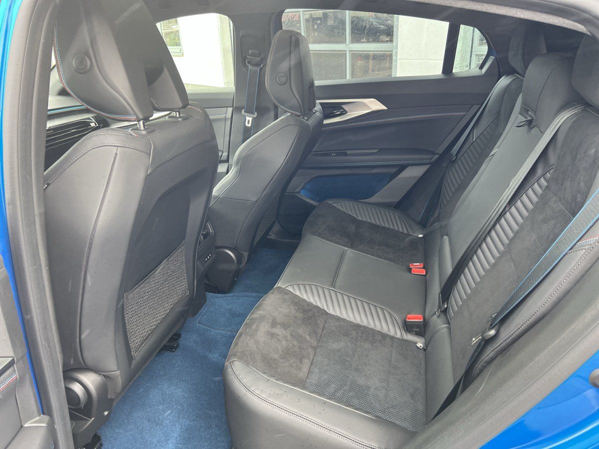 Schwarzes Leder-Interieur Rücksitzbank eines blauen Fahrzeugs im Autohaus