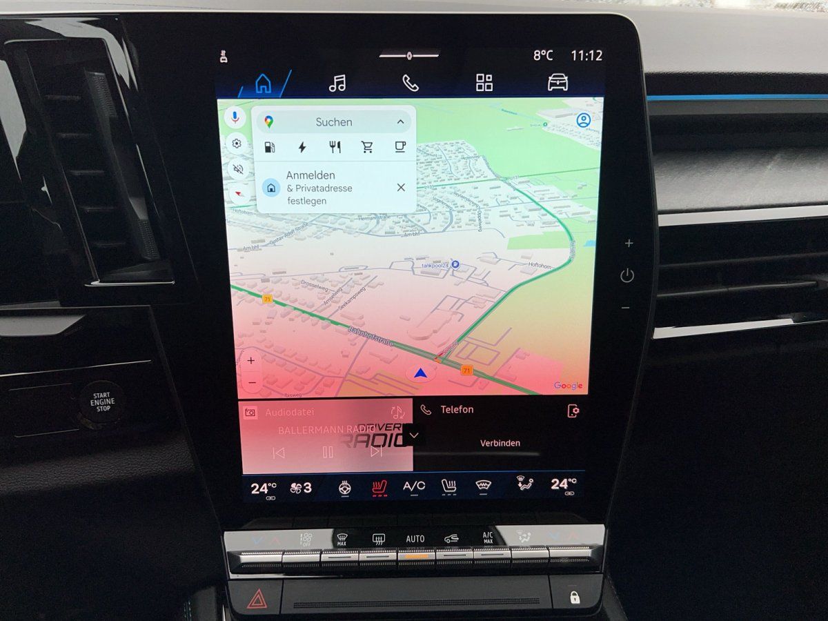 Volkswagen Innenraum mit großem Touchscreen-Infotainmentsystem und Google Maps Navigation im Autohaus