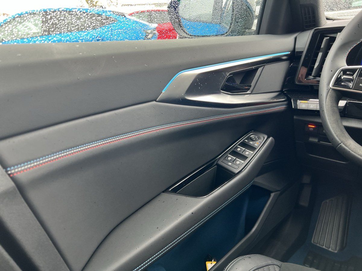 Schwarzes Leder Fahrzeuginnenraum Fahrertür mit Fensterheber und blauer Ambientebeleuchtung
