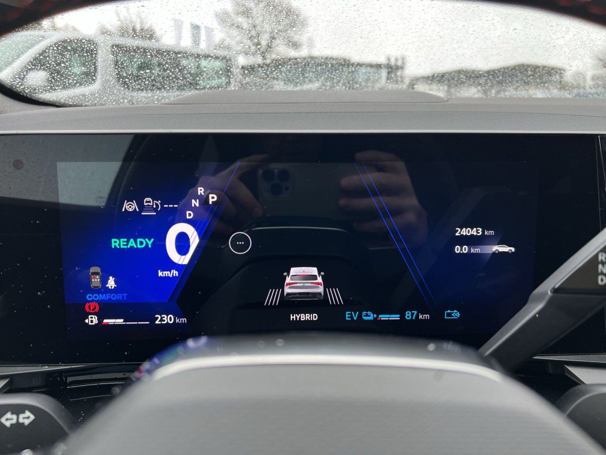 Digitales Kombiinstrument eines Hybrid-Fahrzeugs mit READY-Anzeige, 87 km EV-Reichweite und 230 km Gesamtreichweite