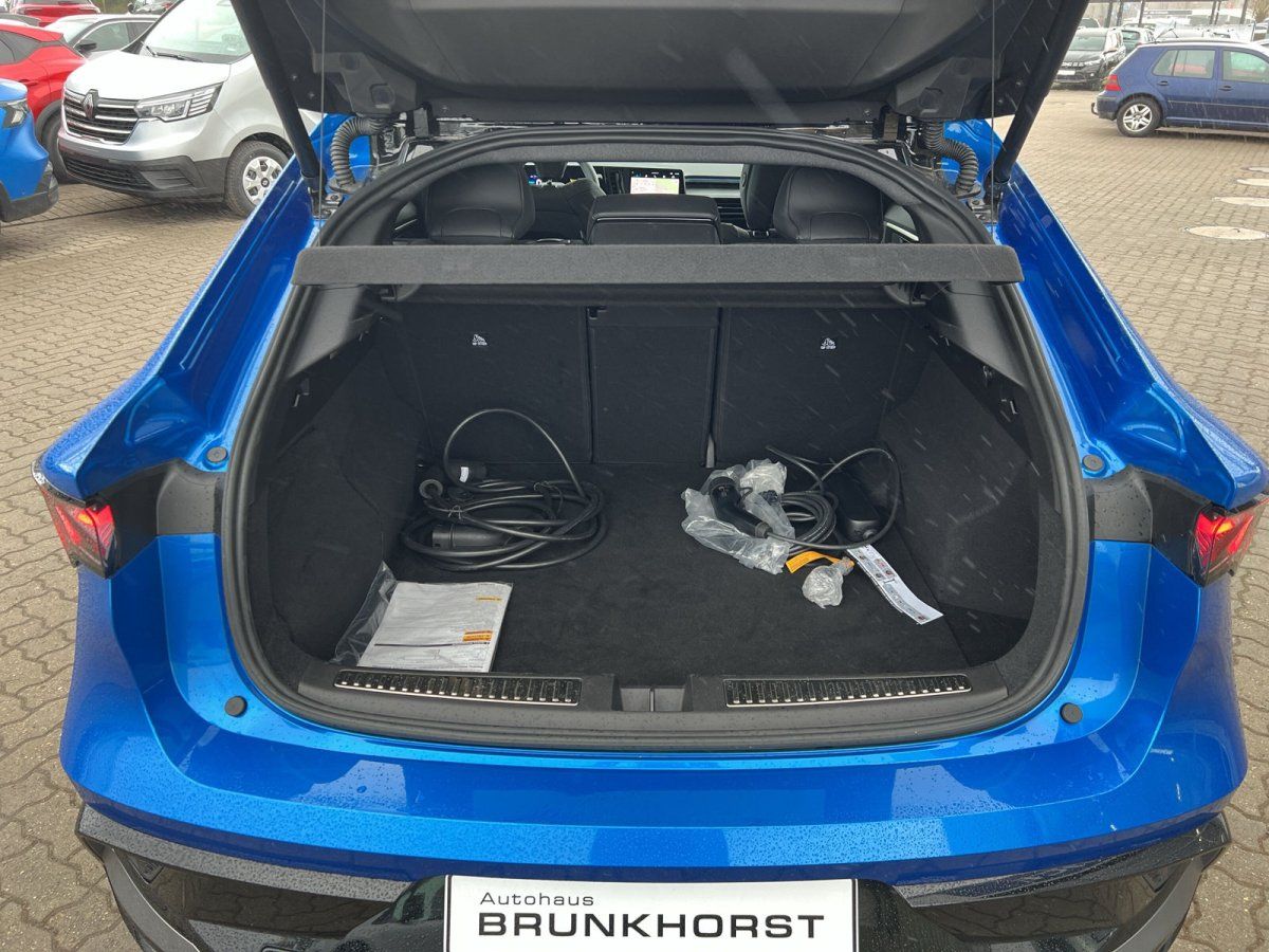 Blauer Elektro-SUV mit geöffnetem Kofferraum und Ladekabel im Autohaus Brunkhorst