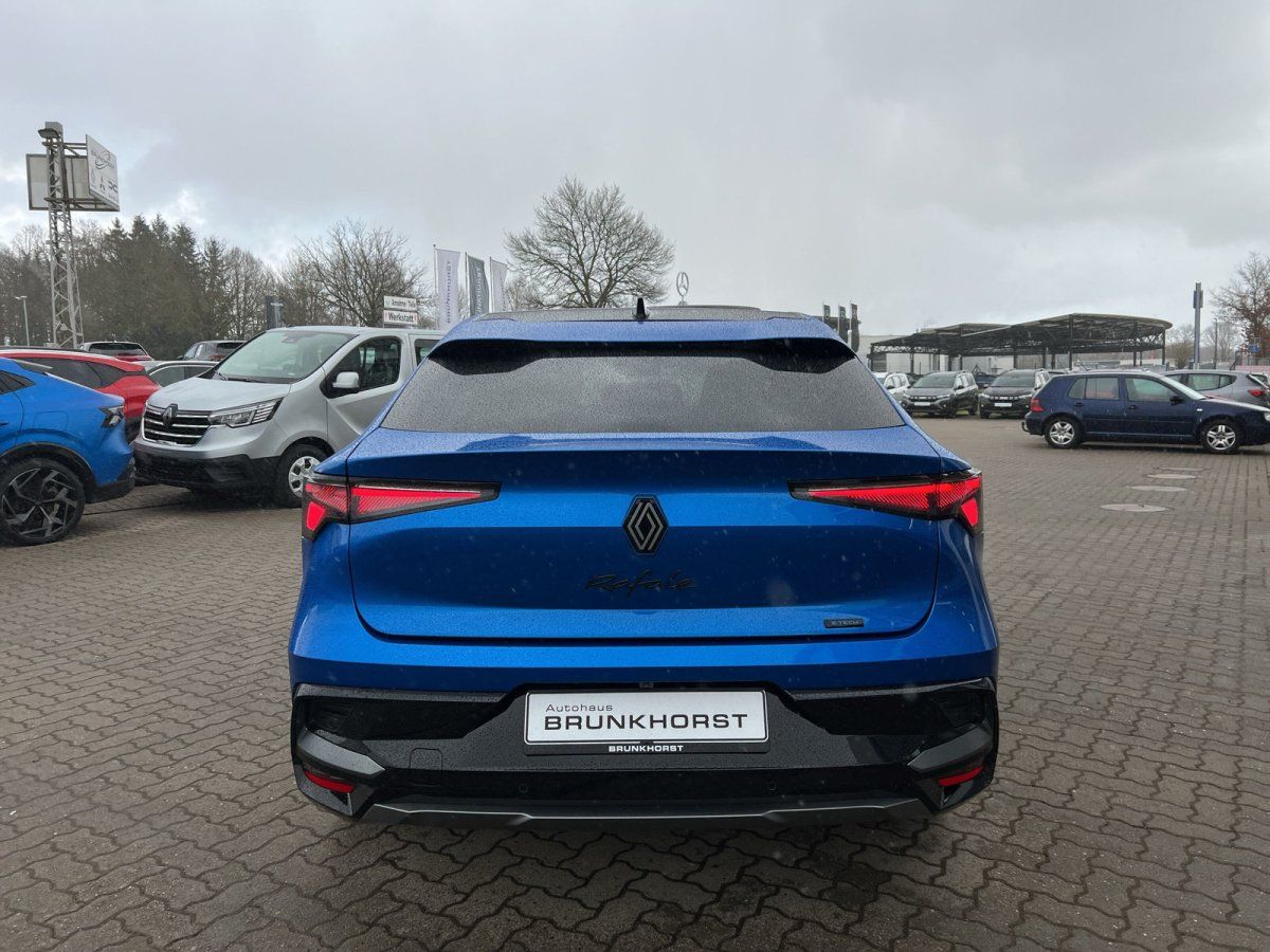 Renault Rafale in Blau – Heckansicht im Autohaus Brunkhorst Showroom