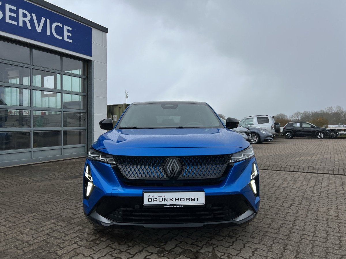 Renault Coupé-SUV in Blau metallic Frontansicht im Autohaus Brunkhorst Showroom