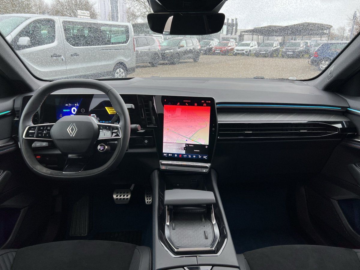 Renault Innenraum mit digitalem Cockpit und großem Touchscreen-Infotainmentsystem im Autohaus