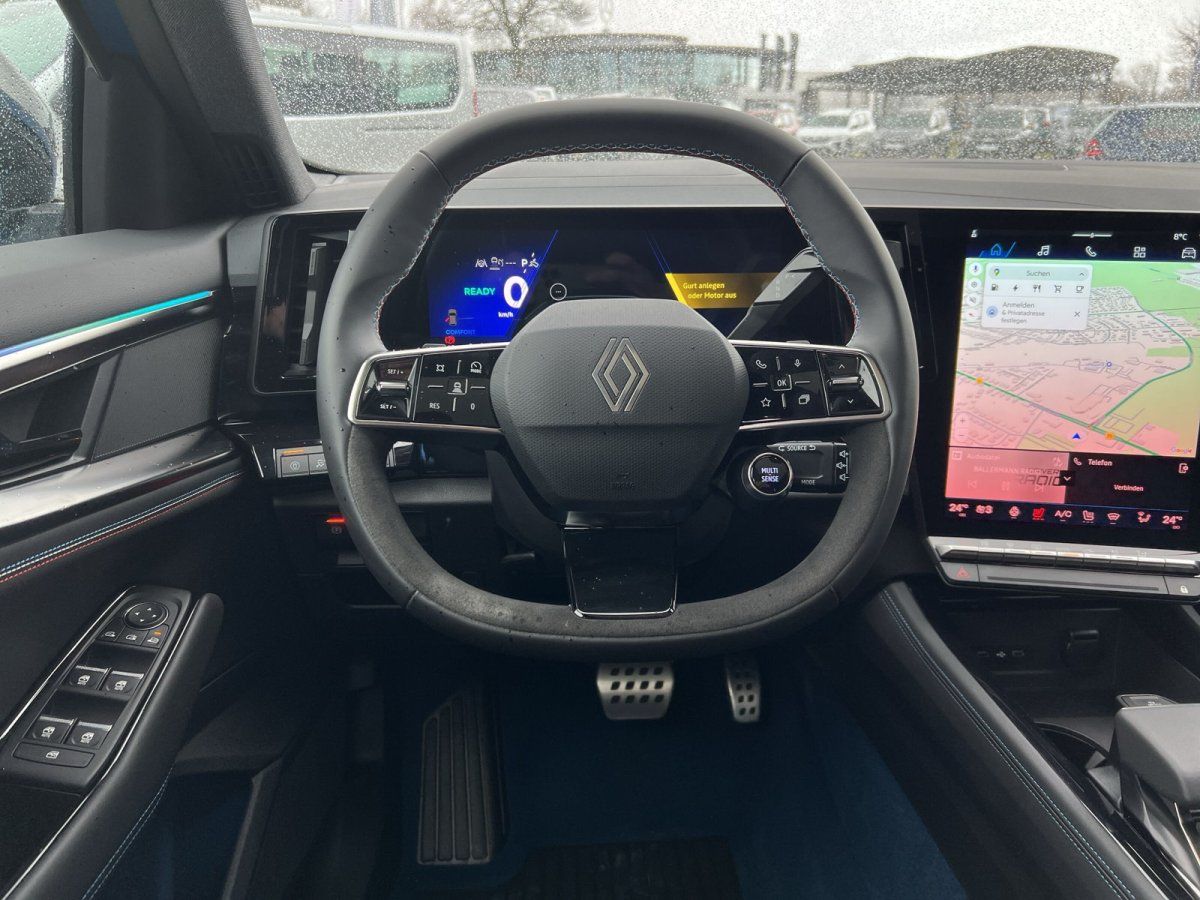 Renault Innenraum mit Lenkrad, digitalem Cockpit und großem Touchscreen-Navigationssystem