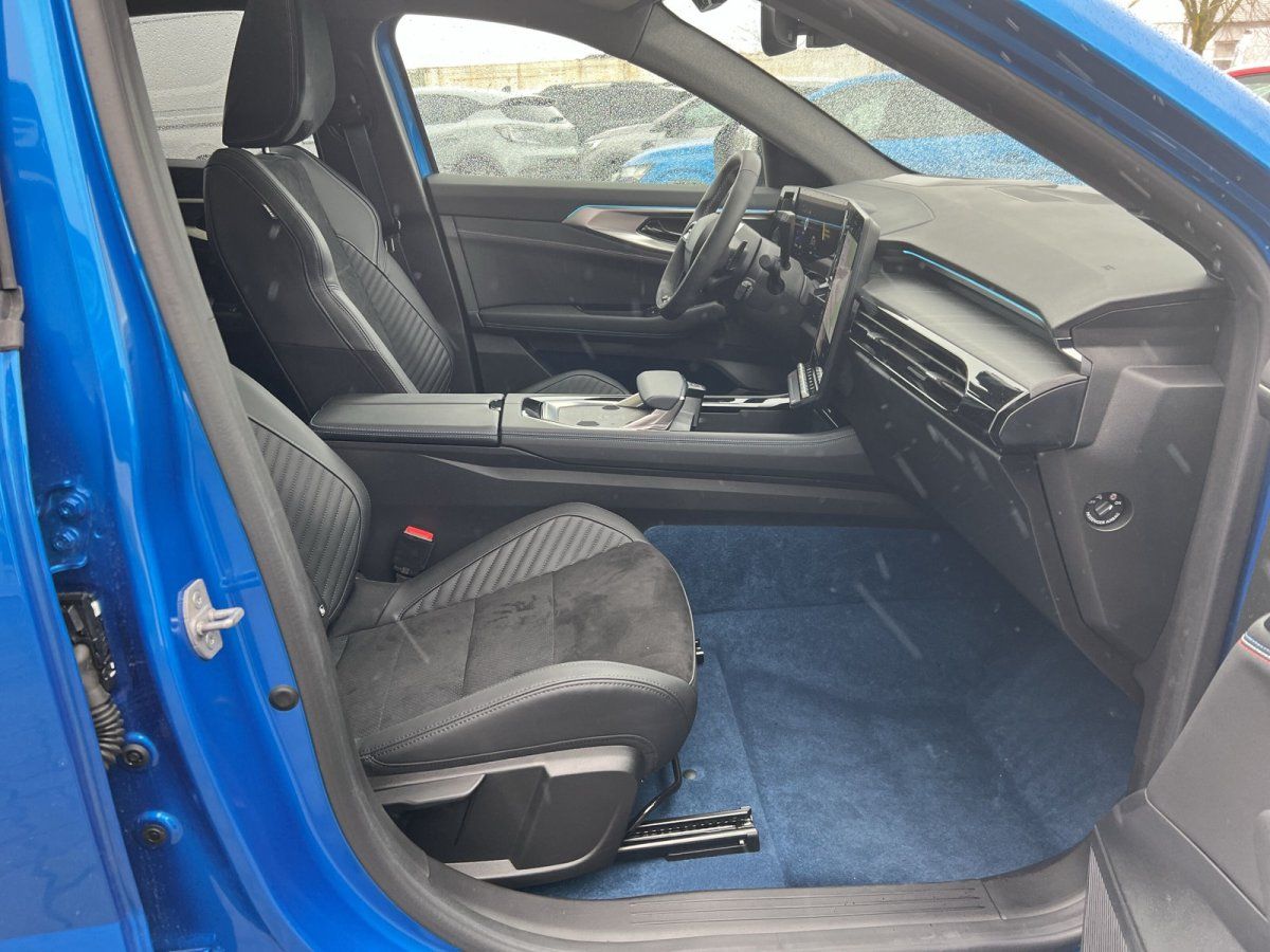 Blauer SUV Innenraum mit schwarzen Sportsitzen und modernem Cockpit mit Touchscreen