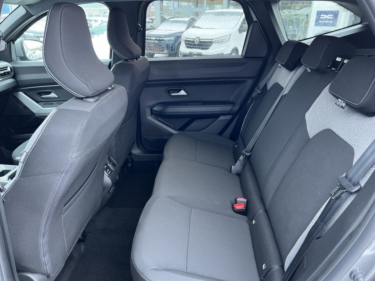 Modernes SUV Innenraum Rücksitzbank mit grau-schwarzer Stoffpolsterung und Sicherheitsgurten