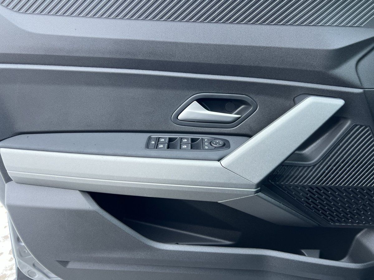 Fahrzeugtür Innenansicht mit Fensterheberschaltern und Armauflage im Autohaus