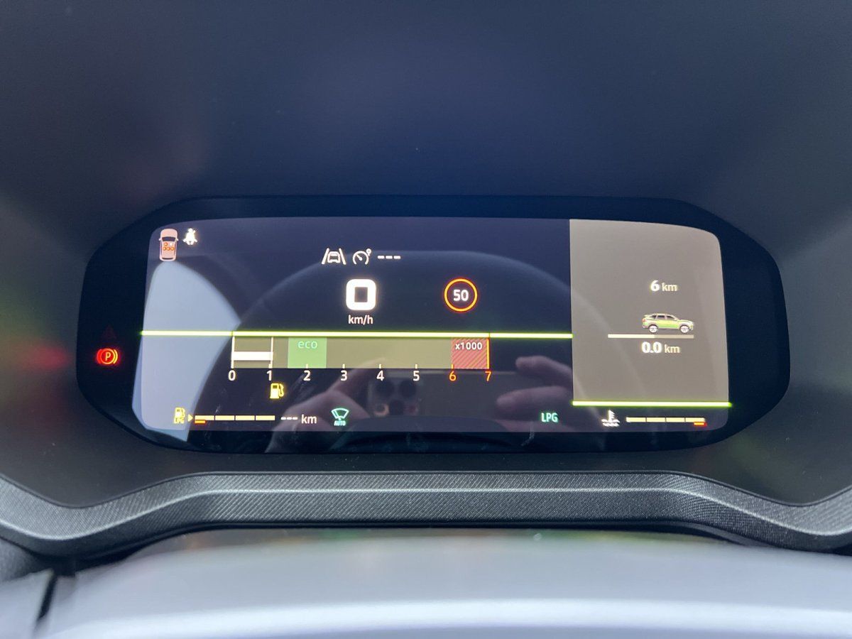 Fahrzeug-Innenraum mit digitalem Cockpit-Display in modernem Autohaus-Showroom