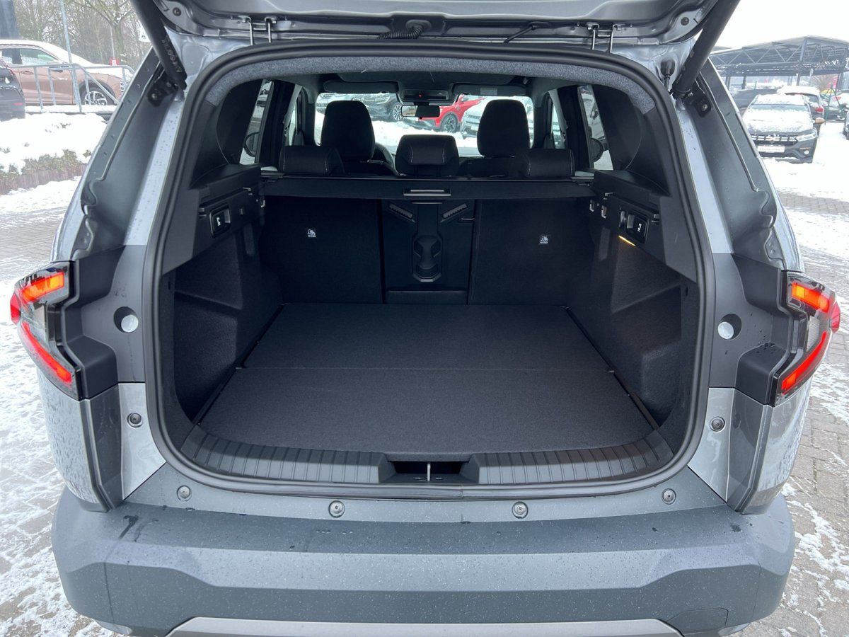 Grauer SUV Kofferraum geöffnet – großer Laderaum mit umgeklappten Rücksitzen im Autohaus