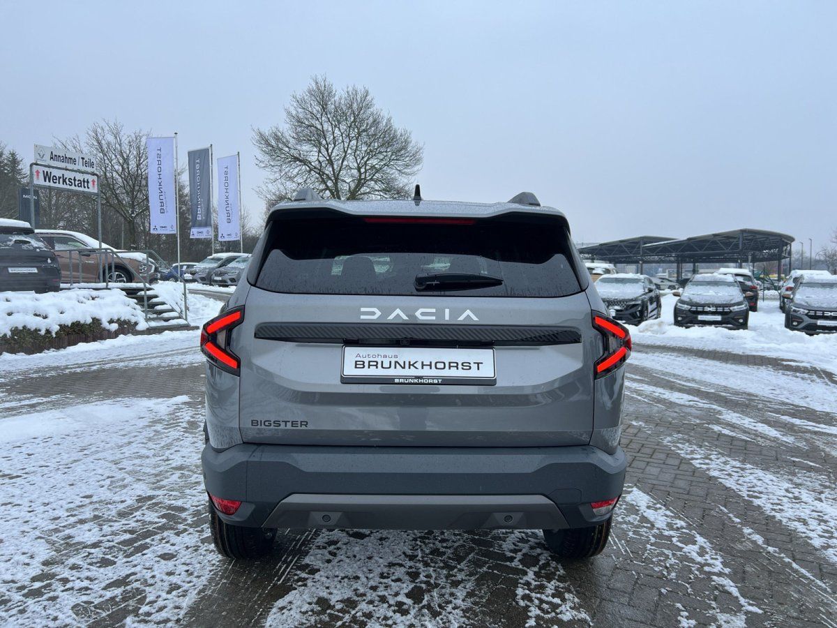 Dacia Bigster SUV in Grau – Heckansicht im Autohaus Brunkhorst Showroom