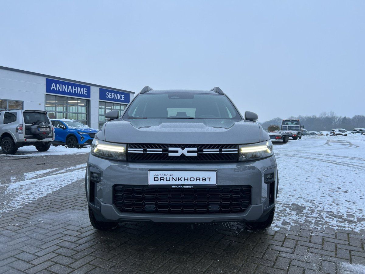 Dacia Duster SUV in Grau – Frontansicht im Autohaus Brunkhorst Showroom
