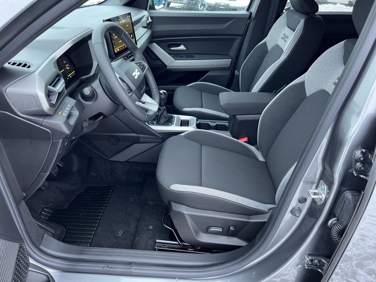 Modernes Fahrzeug Innenraum mit schwarzen Sportsitzen und digitalem Cockpit im Autohaus