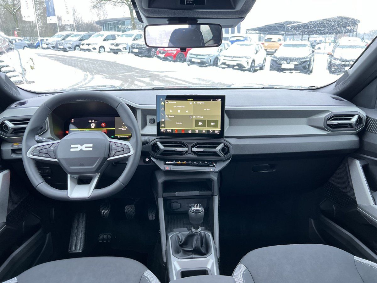 Dacia Innenraum mit digitalem Cockpit, Touchscreen-Infotainment und Schaltgetriebe