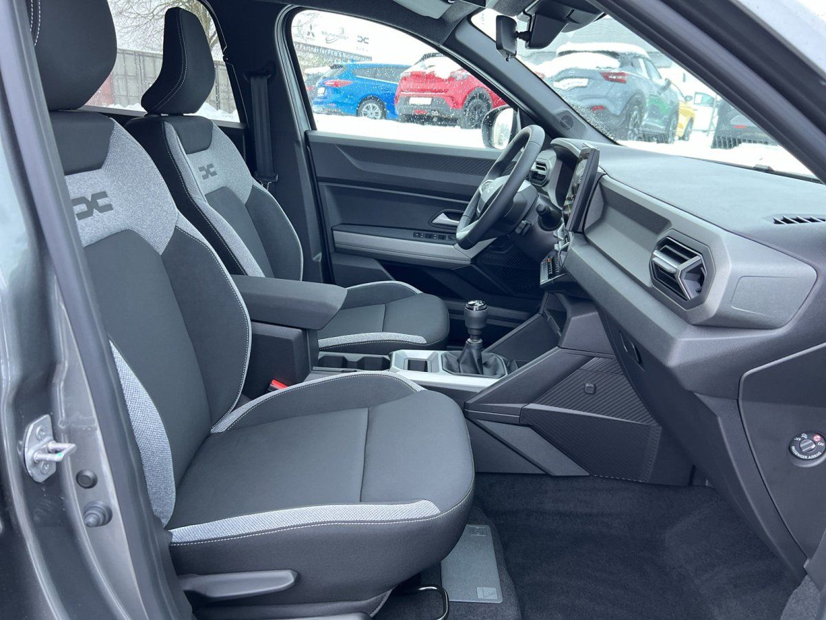 Dacia Innenraum Vordersitze mit Schaltgetriebe und sportlichen Sitzen in Grau