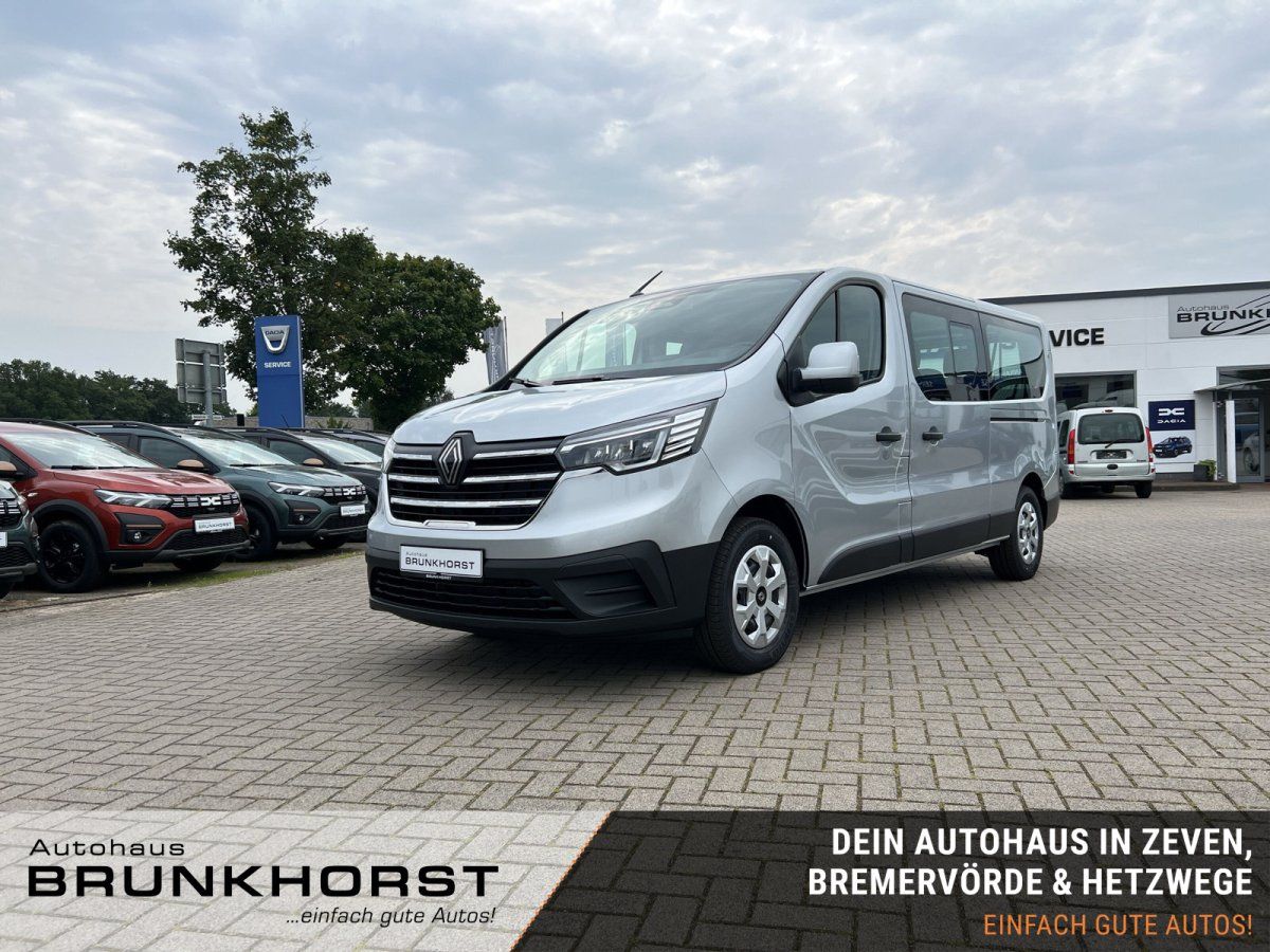 Renault Trafic Combi silber im Autohaus Brunkhorst Showroom – Frontansicht