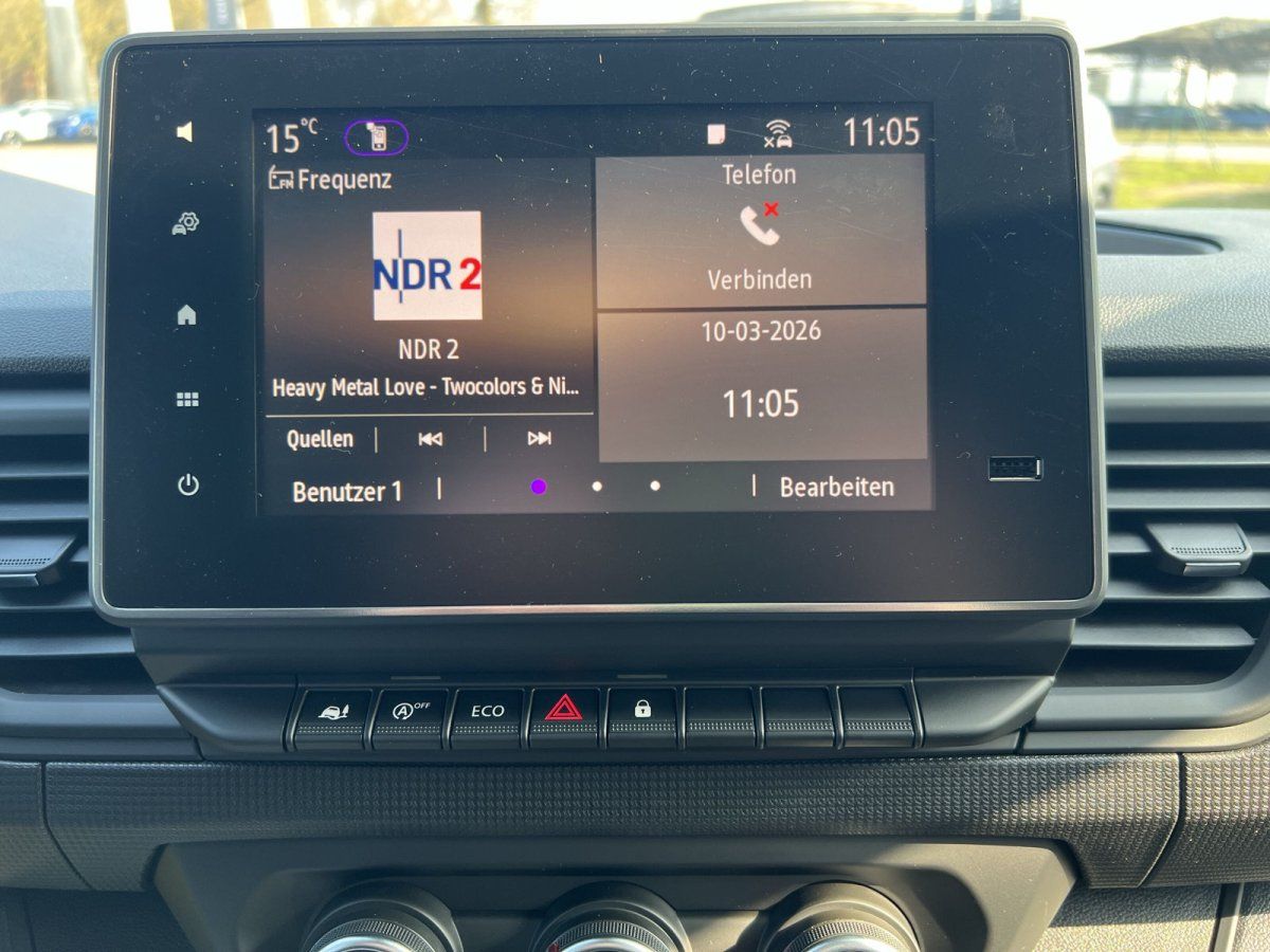Renault Innenraum Infotainment-Display NDR2 Radio im Autohaus Showroom