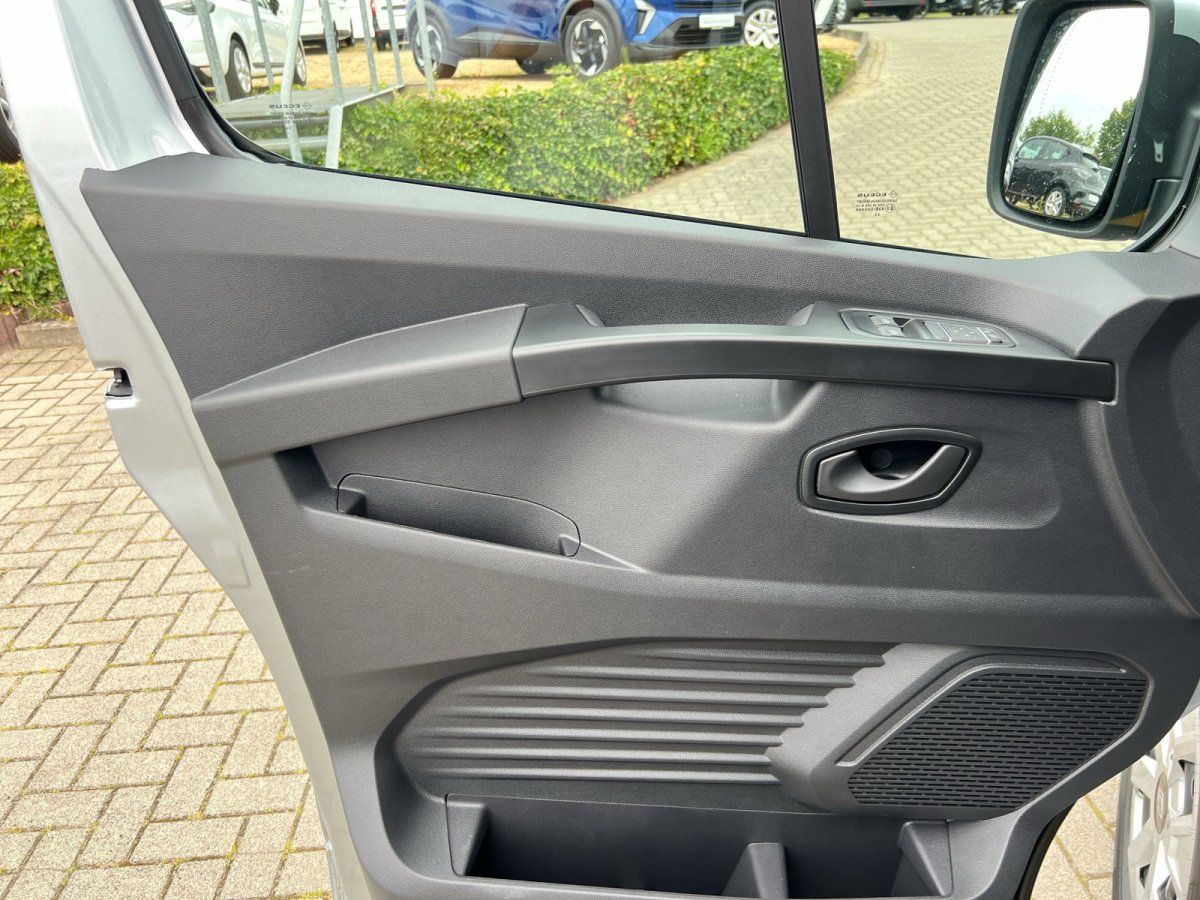 Fahrzeugtür Innenverkleidung grau mit Türgriff und Lautsprecher in Autohaus