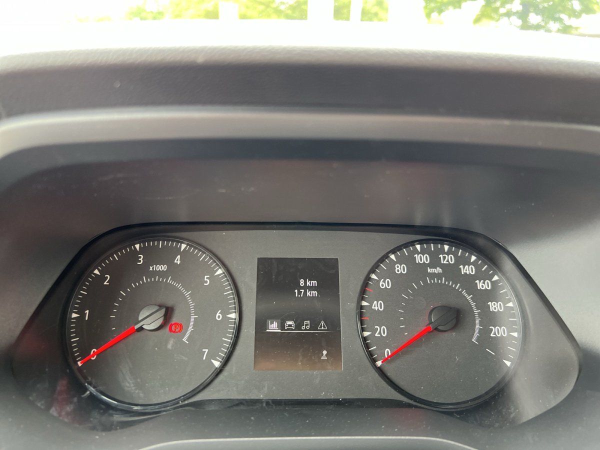 Fahrzeug-Cockpit mit Tachometer und Drehzahlmesser im Autohaus-Showroom