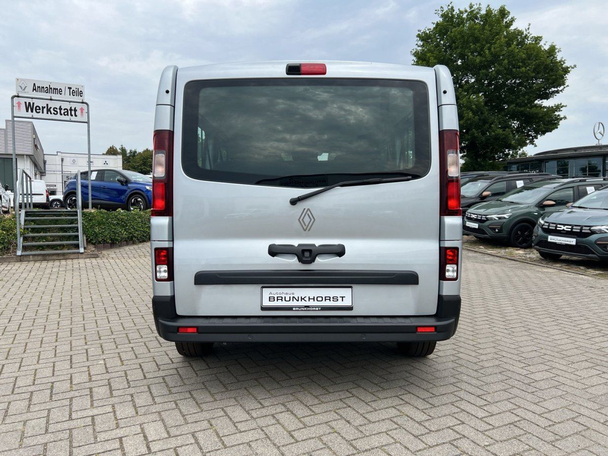 Renault Trafic Kastenwagen weiß Heckansicht im Autohaus Brunkhorst Showroom